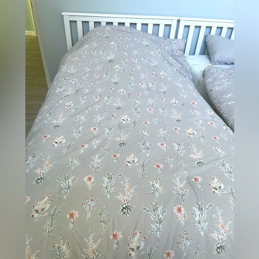 Used once heavy cotton comforter & sham